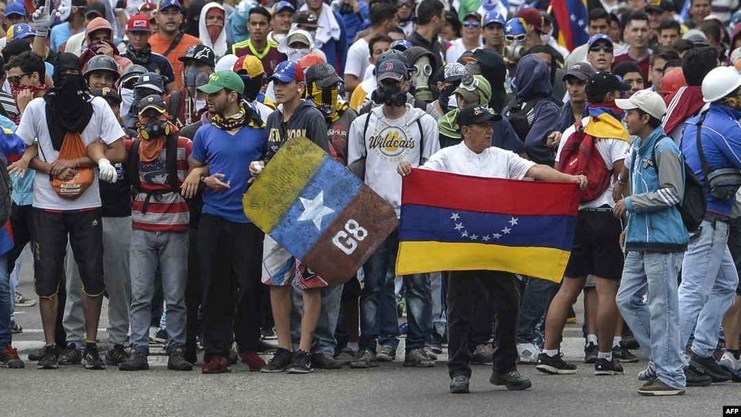 En esta imagen de archivo opositores al mandatario Nicolás Maduro protestan en las calles de San Cristóbal, estado de Táchira. (AFP0.