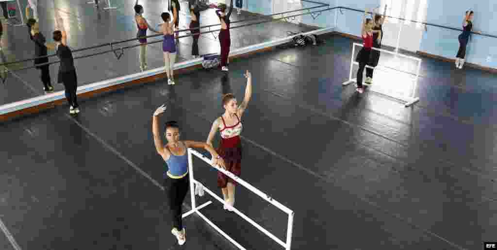 Fotografía de un ensayo en sede del Ballet Nacional de Cuba hoy, martes 15 de noviembre del 2016, en La Habana (Cuba).