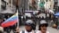 Manifestantes en Caracas protesta contra autoridades por mejoras en atención de salud frente a policías antimotines. (REUTERS)