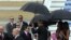 El presidente de EEUU Barack Obama y su familia son recibidos por el canciller cubano Bruno Rodríguez.