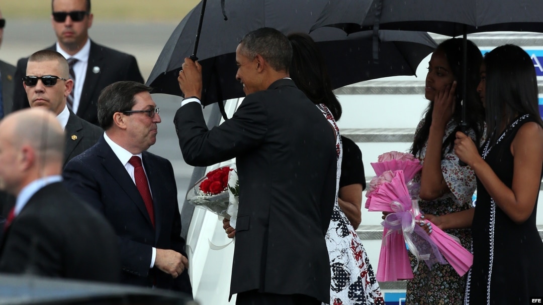 El presidente de Estados Unidos Barack Obama y su familia son recibidos por el canciller cubano Bruno Rodríguez.