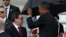 El presidente de Estados Unidos, Barack Obama, junto a su esposa Michelle Obama y sus hijas Malia y Sasha son recibidos por el canciller cubano Bruno Rodríguez.