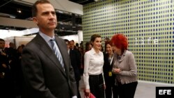 La reina Letizia conversa con Juana de Aizpuru (d), galerista y primera directora de ARCO, junto al rey Felipe, durante la inauguración de la 35 edición de la Feria Internacional de Arte Contemporáneo ARCO, en el recinto ferial de Ifema, en Madrid.