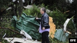 Un hombre recoge las pertenencias de su casa arrasada por el paso de un tornado en Granbury, Texas, Estados Unidos. 