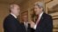 Imagen del encuentro entre el secretario de Estado John Kerry y el ministro cubano Rodrigo Malmierca publicada por el sitio oficial Cubadebate.