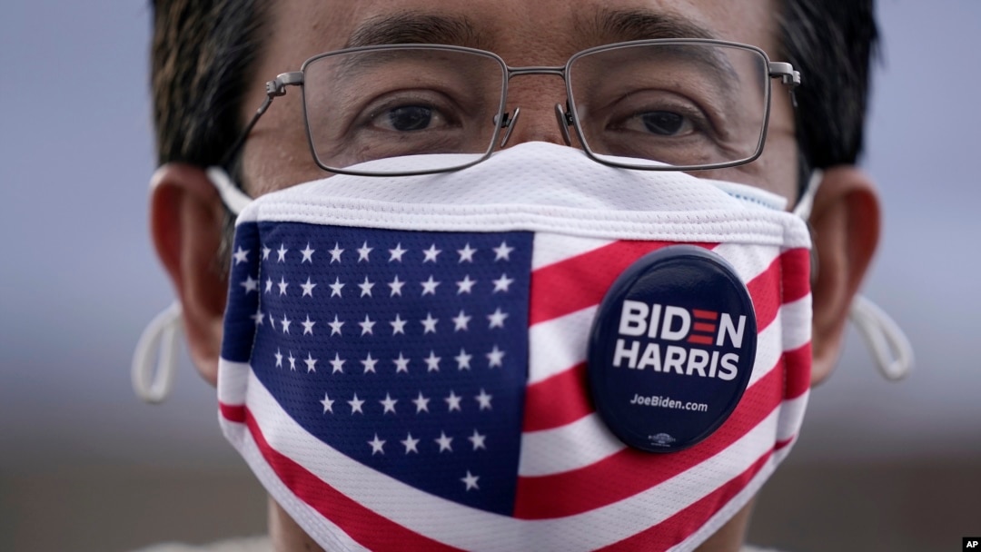 Un simpatizante de Biden/Harris (Jae C. Hong/AP). 