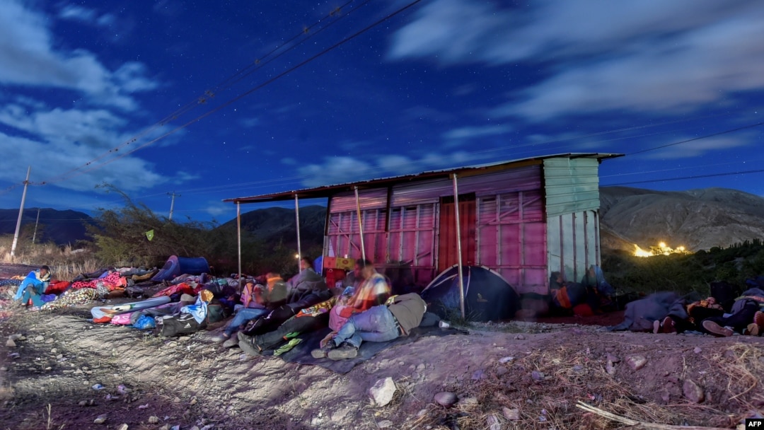Migrantes venezolanos en camino a Perú en la carretera Panamericana.