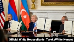 Trump firma una declaración trilateral con el presidente Ilham Aliyev, de Azerbaiyán, y el primer ministro Nikol Pashinyan, de Armenia.
