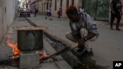 Un cubano cocina en plena calle en medio del apagón. (AP/Ramon Espinosa)