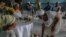 Santeras cubans realizan una celebración espiritual por la salud del papa Francisco en un salón de la Asociación Cultural Yoruba de Cuba, en La Habana.