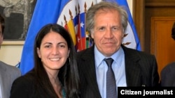 Luis Almagro junto a Rosa Maria Payá, presidenta de la Red Latinoamericana de Jóvenes por la Democracia.