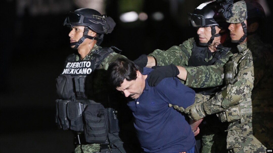 Las autoridades mexicanas trasladaron al narcotraficante Joaquín "El Chapo" Guzmán al penal de máxima seguridad del Altiplano, del que se fugó el pasado 11 de julio, horas después de que el presidente Enrique Peña Nieto anunciara su recaptura en el estado