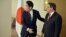 El ministro nipón de Exteriores, Fumio Kishida (izda), recibe a su homólogo cubano Bruno Rodriguez Padilla, antes de su reunión en el Ministerio de Exteriores en Tokio (Japón).