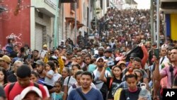 FOTO ARCHIVO. Una calle de Tapachula, estado de Chiapas, México, abarrotada por inmigrantes el 23 de abril de 2023. (Foto AP/Edgar Hernández Clemente)