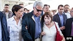 El expresidente del Gobierno español Felipe González (C) es acompañado de Mitzi Capriles (d), esposa del alcalde mayor de Caracas Antonio Ledezma y María Antonieta de López (i), madre del dirigente político opositor que se encuentra preso Leopoldo Lopez hoy, domingo 7 de junio del 2015, en el aeropuerto internacional Simón Bolívar, ubicado en Maiquetia (Venezuela). 