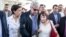 El expresidente del Gobierno español Felipe González (C) es acompañado de Mitzi Capriles (d), esposa del alcalde mayor de Caracas Antonio Ledezma y María Antonieta de López (i), madre del dirigente político opositor que se encuentra preso Leopoldo Lopez hoy, domingo 7 de junio del 2015, en el aeropuerto internacional Simón Bolívar, ubicado en Maiquetia (Venezuela). 