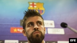 El defensa del FC Barcelona, Gerard Piqué, atiende a los medios de comunicación.