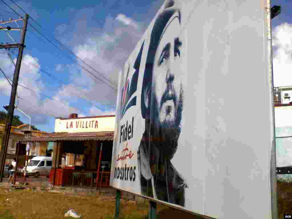 Cartel "Fidel entre nosotros" en la calle 26 y 51, La Habana.