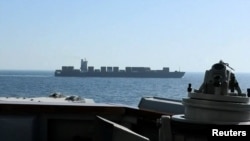 El buque de carga con bandera iraní M/V Touska, mientras el USS Spruance realiza su interceptación, en el norte del Mar Arábigo.