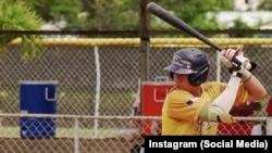 Cubanos juegan béisbol en Curitiba, Brasil.