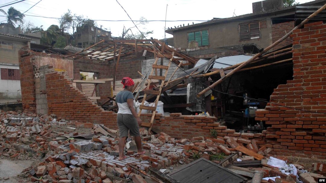  Una mujer observa los destrozos ocasionados a su hogar por el paso del huracán "Sandy" en la ciudad de Santiago de Cuba.
