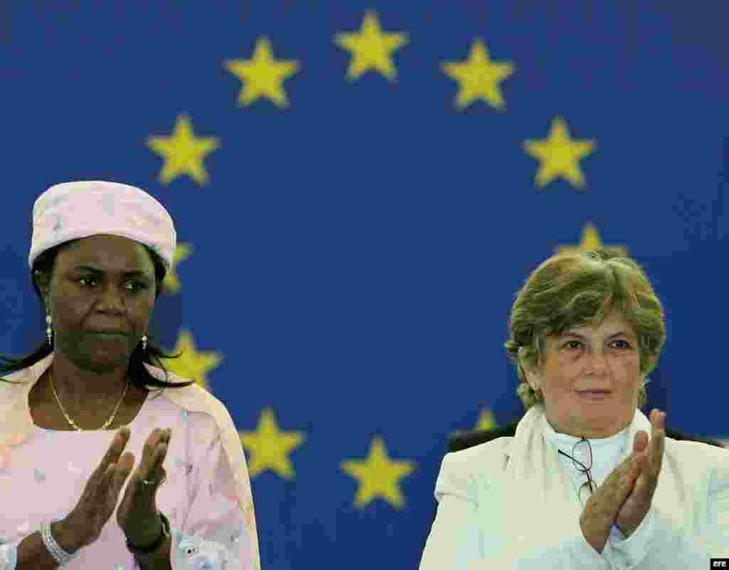 STR01 ESTRASBURGO (FRANCIA), 14.12.05.- La abogada nigeriana Hauwa Ibrahim (i), distinguida por su defensa de mujeres condenadas a ser lapidadas por haber sido acusadas de adulterio, junto a la esposa del periodista, poeta y disidente cubano Raúl Rivero, 