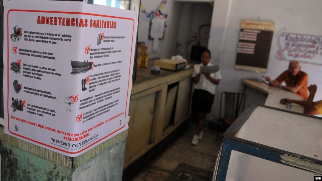 Cafetería en La Habana, Cuba, donde se puede ver un cartel alusivo al control sanitario tras los casos del cólera 