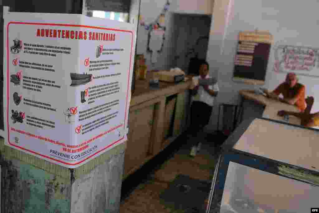 Cafetería en La Habana, Cuba, donde se puede ver un cartel alusivo al control sanitario tras los casos del cólera. 