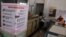Cafetería en La Habana, Cuba, donde se puede ver un cartel alusivo al control sanitario tras los casos del cólera. 