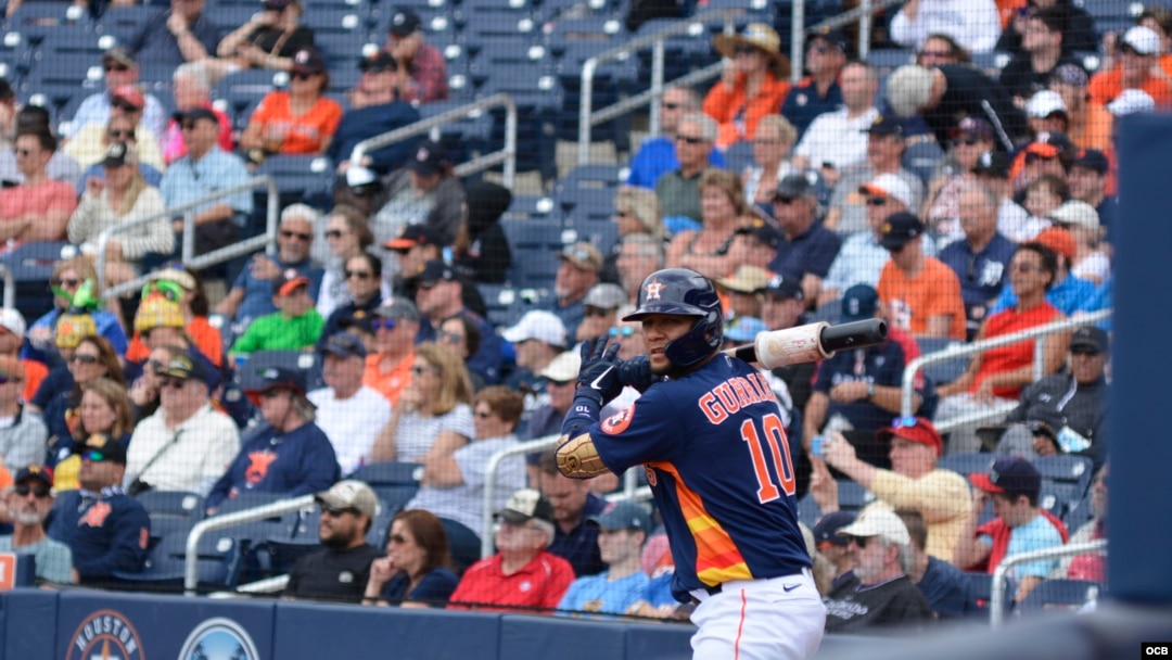 Yuli Gurriel, esperando su turno al bate con los Astros de Houston en el Parque de entrenamiento de West Palm Beach.