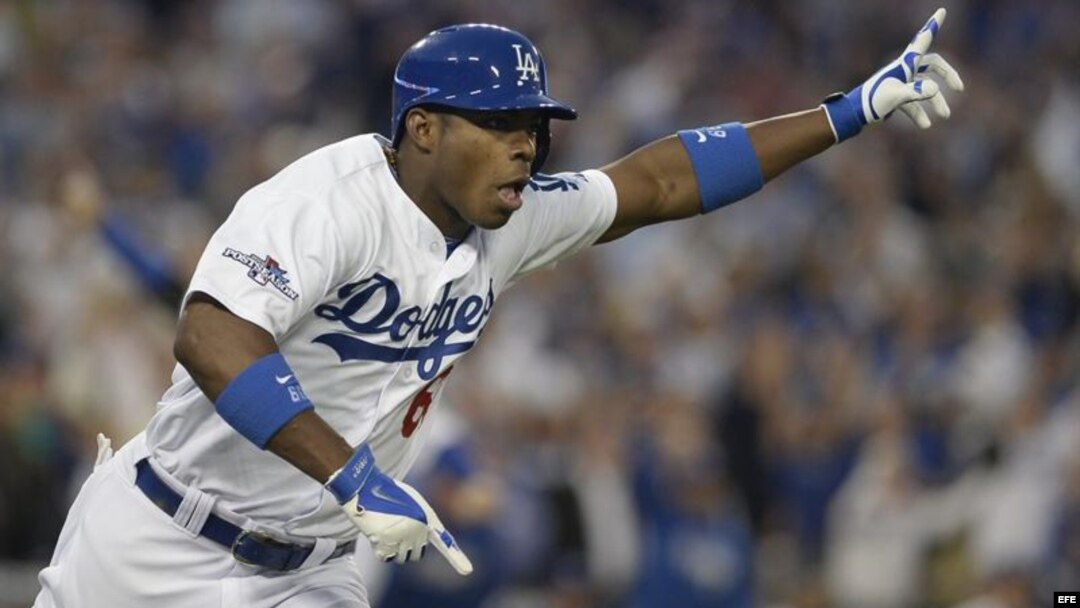 El jardinero derecho de los Dodgers de Los Ángeles, Yasiel Puig, celebra después de batear un jonrón.