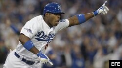 Yasiel Puig, celebra después de batear un triple contra los Cardenales de San Luis el lunes 15 de octubre de 2013, durante la cuarta entrada del tercer juego de la Serie de Campeonato de la Liga Nacional.