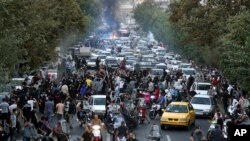 Protestas en Irán el 21 de septiembre de 2022. Las manifestaciones por la muerte de Mahsa Amini se han convertido en uno de los mayores desafíos a la teocracia iraní desde las protestas del Movimiento Verde en 2009.