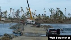 Paso a nivel provisional sobre el río Toa.