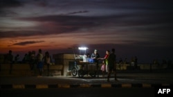 Un vendedor en el Malecón de La Habana durante un apagón el 6 de julio de 2026. 