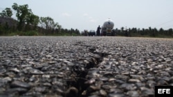Archivo - Vista de una grieta a los largo de la carretera que conduce a la ciudad de Tecpan de Galeana, en el estado mexicano de Guerrero. 