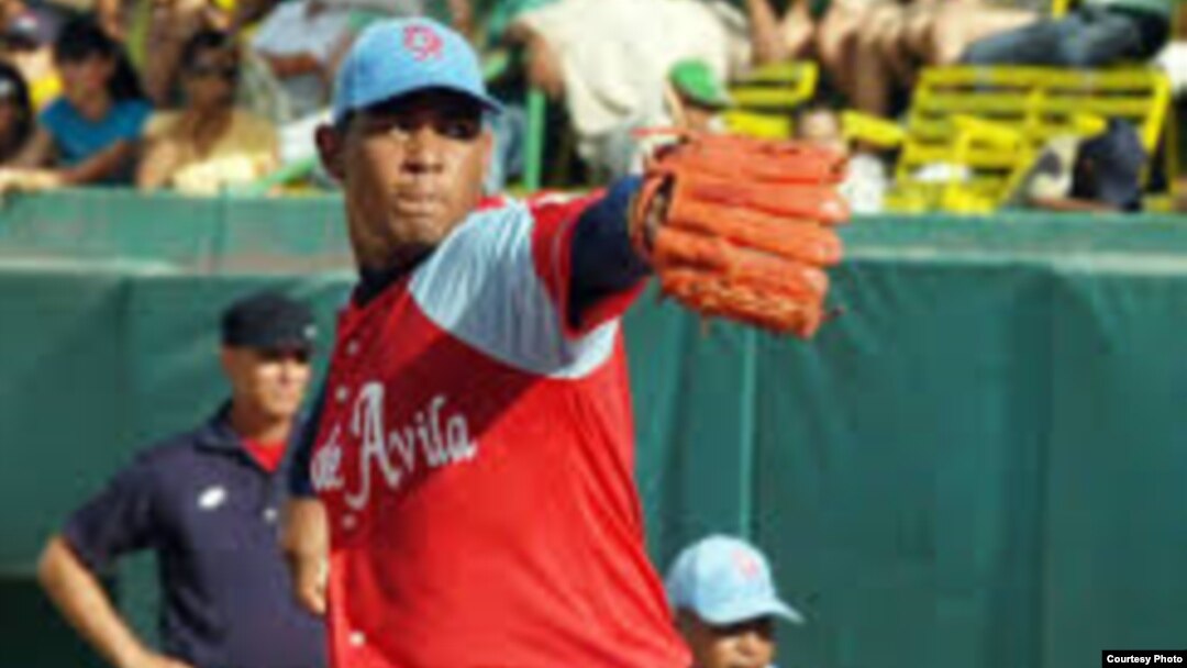 Yozzen Cuesta, primera base del equipo de béisbol Tigres de Ciego de Avila, desertó en Canadá.