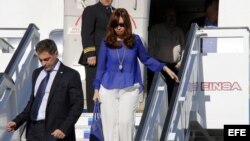 Fernández llega a Cuba para una visita oficial a la isla y asistir a la misa que el papa Francisco oficiará el domingo en La Habana.