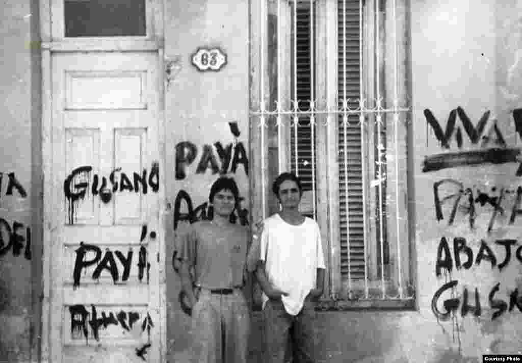 Fachada de la casa del líder del MCL, Oswaldo Payá, sito en Santa Teresa #63, El Cerro, en junio de 1991, un día después del acto de repudio y asalto a su vivienda. De izq a der: Regis Iglesias, miembro del Consejo Coordinador del MCL y Félix Antonio Rojas, representante del movimiento en Canadá.