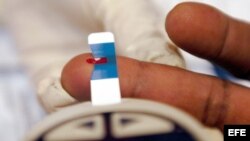  Muestras de sangre para conocer los niveles de azucar.