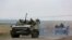 Vehículos del ejército ruso avanzan por una carretera en una zona controlada por fuerzas separatistas prorrusas cerca de Mariúpol, Ucrania, el 18 de abril de 2022. (AP Foto/Alexei Alexandrov).