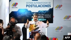 El presidente de Venezuela, Nicolás Maduro, en la sede del Consejo Nacional Electoral (CNE) durante la formalización de su candidatura ante la autoridad electoral venezolana en Caracas, el 25 de marzo de 2024.