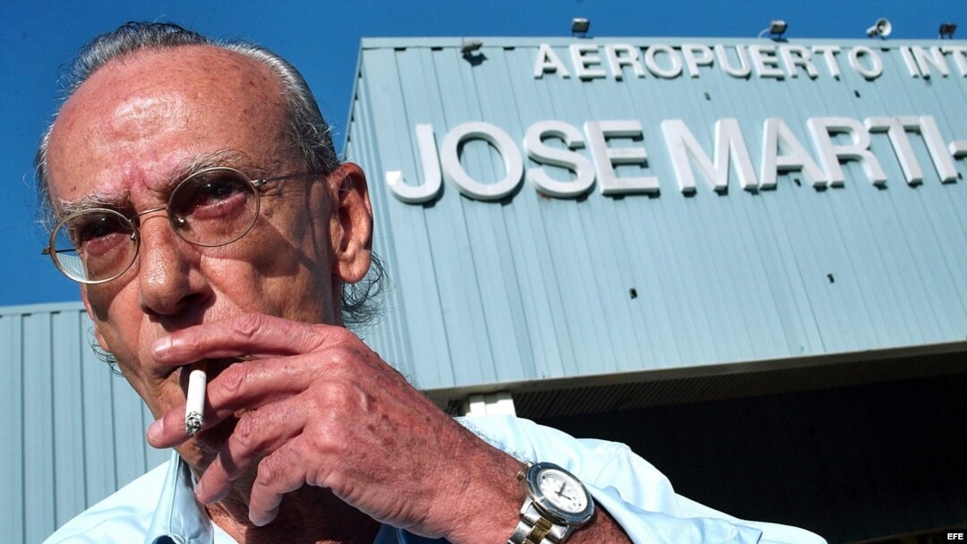 Archivo - Eloy Gutiérrez Menoyo, a su llegada al aeropuerto José Martí de La Habana, en 2003. 