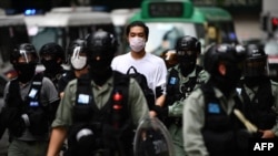 Activista chino detenido por la policía en Hong Kong.
(Anthony Wallace / AFP). 