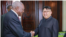 El líder norcoreano Kim Jong-un saluda al vicepresidente del Consejo de Estado cubano, Salvador Valdés Mesa. 