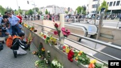 Las personas depositaron flores en el Centro Comercial Olimpia, de Munich.