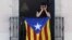 Vecina de la plaza de Sant Jaume de Barcelona desde su balcón con una bandera independentista.
