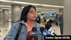 Leticia Ramos Herrería en el aeropuerto de Miami