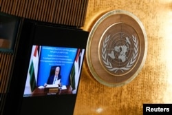 Abás, aparece en una pantalla mientras se dirige a los delegados en la sede de las Naciones Unidas en Nueva York el 22 de septiembre de 2025.