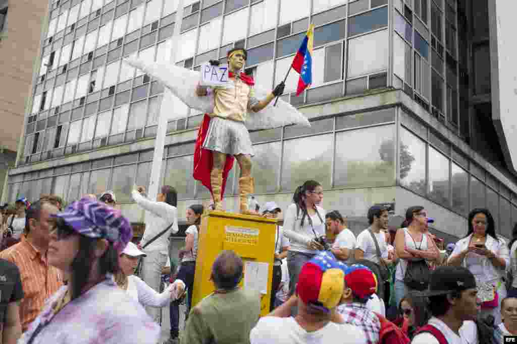 Leopoldo López se entrega en una plaza de Caracas a la GMB, policía militarizada